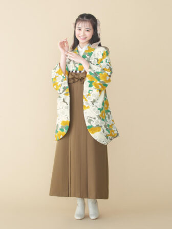着物と袴のレンタルセット商品画像。袴はブラウン色。着物はカラシ色。梅椿柄のデザイン。