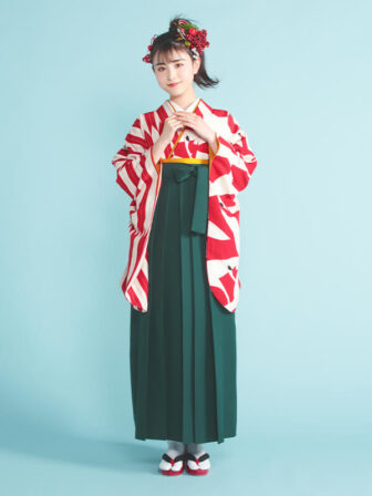 着物と袴のレンタルセット商品画像。袴は緑色。着物は赤色。鶴×矢羽根柄のデザイン。
