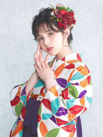 着物と袴のレンタルセット商品画像。袴は紫色。着物はオフ色。七宝柄のデザイン。