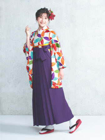 着物と袴のレンタルセット商品画像。袴は紫色。着物はオフ色。七宝柄のデザイン。