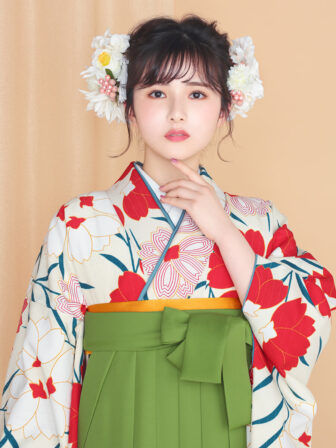 着物と袴のレンタルセット商品画像。袴は抹茶色。着物はオフ色。桜柄のデザイン。上半身アップ画像。