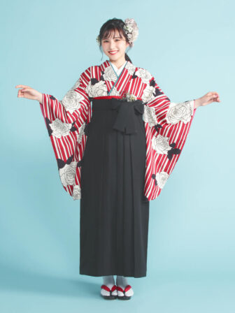 着物と袴のレンタルセット商品画像。袴は紫色。着物はオフ色。縞バラ柄のデザイン。