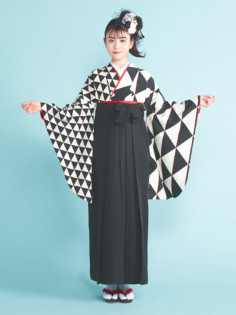 着物と袴のレンタルセット商品画像。袴はオフ色。着物は片身替り/黒色。ウロコ柄のデザイン。