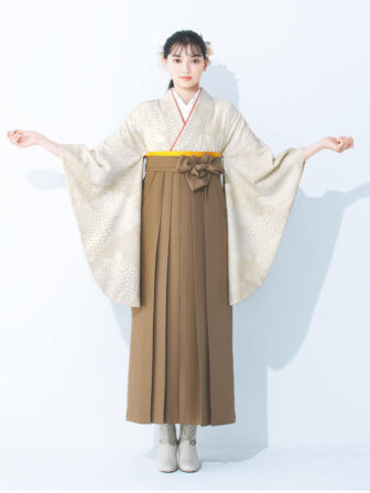 着物と袴のレンタルセット商品画像。袴はブラウン色。着物はキャメル色。糸目菊柄のデザイン。