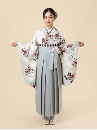着物と袴のレンタルセット商品画像。袴はグレー色。着物は銀ねず色。鶴に松桜柄のデザイン。
