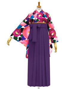 着物と袴のレンタルセット商品画像。袴は紫色。着物はピンク色。椿柄のデザイン。