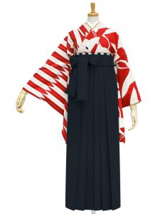 着物と袴のレンタルセット商品画像。袴は黒色。着物は赤色。鶴×矢羽根柄のデザイン。