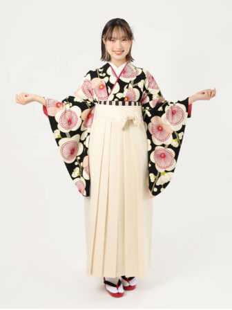 着物と袴のレンタルセット商品画像。袴はオフ色。着物は黒色。梅柄のデザイン。