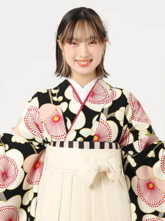 着物と袴のレンタルセット商品画像。袴はオフ色。着物は黒色。梅柄のデザイン。上半身アップ画像。