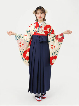 着物と袴のレンタルセット商品画像。袴は紺色。着物はオフ色。桜柄のデザイン。