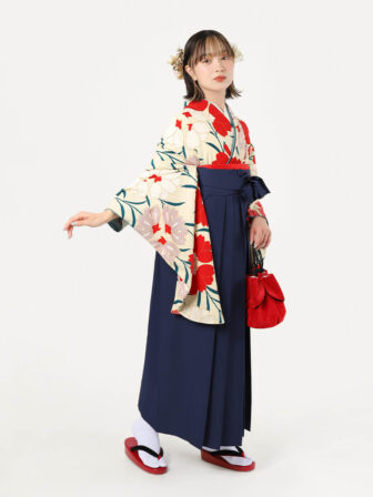 着物と袴のレンタルセット商品画像。袴は紺色。着物はオフ色。桜柄のデザイン。
