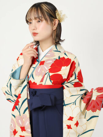 着物と袴のレンタルセット商品画像。袴は紺色。着物はオフ色。桜柄のデザイン。上半身アップ画像。