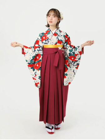着物と袴のレンタルセット商品画像。袴はえんじ色。着物はベージュ色。梅椿柄のデザイン。
