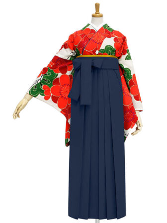 着物と袴のレンタルセット商品画像。袴は紺色。着物はオフ色。梅松柄のデザイン。