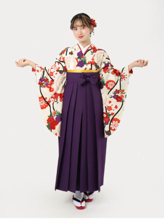 着物と袴のレンタルセット商品画像。袴は黒色。着物はオフ色。たてわく鶴柄のデザイン。