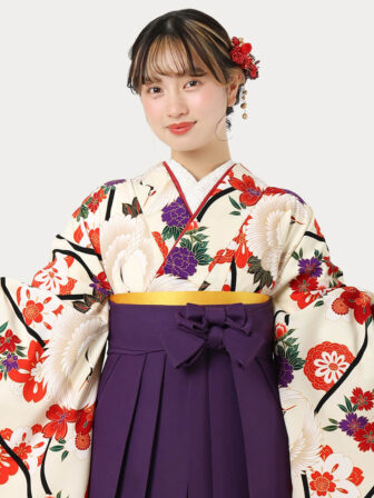 着物と袴のレンタルセット商品画像。袴は黒色。着物はオフ色。たてわく鶴柄のデザイン。上半身アップ画像。