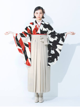 着物と袴のレンタルセット商品画像。袴はアイボリー色。着物はオフ色。烏×矢羽根柄のデザイン。