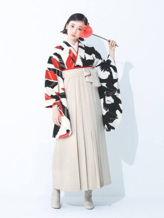 着物と袴のレンタルセット商品画像。袴はアイボリー色。着物はオフ色。烏×矢羽根柄のデザイン。