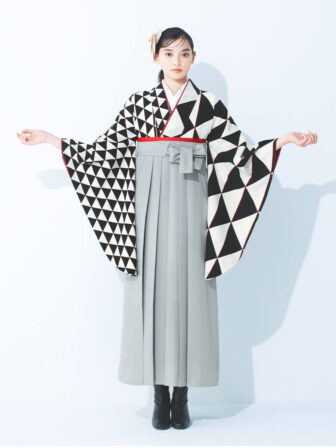 着物と袴のレンタルセット商品画像。袴はグレー色。着物は片身替り/黒色。ウロコ柄のデザイン。