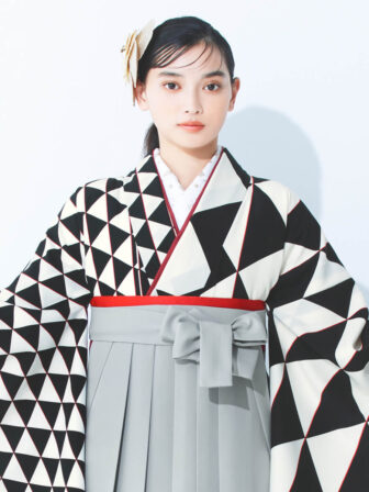 着物と袴のレンタルセット商品画像。袴はグレー色。着物は片身替り/黒色。ウロコ柄のデザイン。上半身アップ画像。