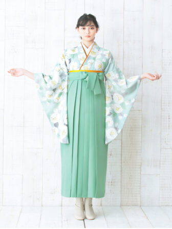着物と袴のレンタルセット商品画像。袴はミントグリーン色。着物は水色。りんご椿柄のデザイン。
