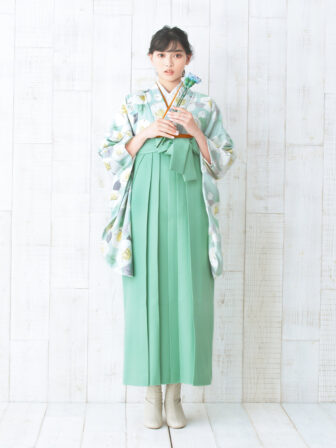 着物と袴のレンタルセット商品画像。袴はミントグリーン色。着物は水色。りんご椿柄のデザイン。