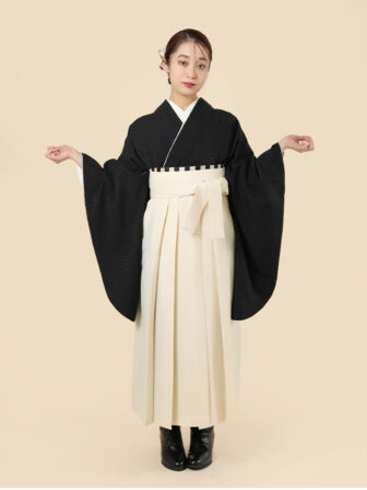 着物と袴のレンタルセット商品画像。袴はオフ色。着物は黒色。華亀甲柄のデザイン。