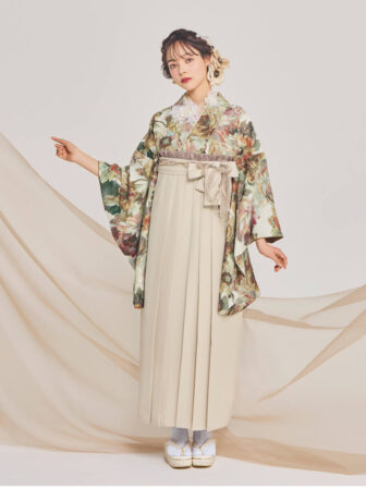 着物と袴のレンタルセット商品画像。袴はアイボリー色。着物はエクリュ色。油彩ローズ柄のデザイン。