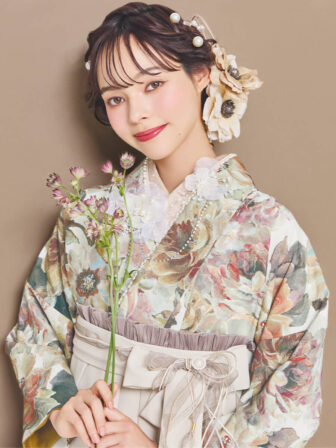 着物と袴のレンタルセット商品画像。袴はアイボリー色。着物はエクリュ色。油彩ローズ柄のデザイン。上半身アップ画像。