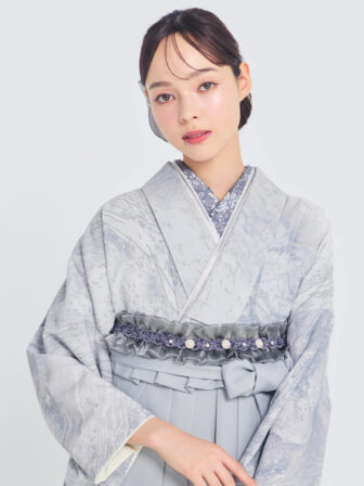 着物と袴のレンタルセット商品画像。袴はグレー色。着物はグレー色。大理石柄のデザイン。上半身アップ画像。