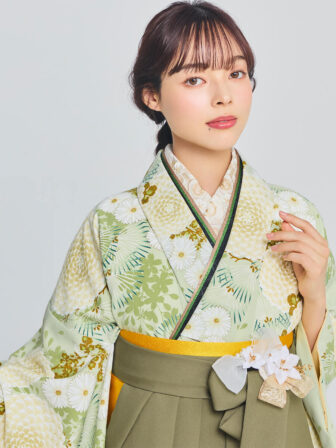 着物と袴のレンタルセット商品画像。袴はカーキ色。着物は若葉色。万寿菊柄のデザイン。上半身アップ画像。
