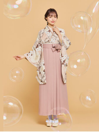 着物と袴のレンタルセット商品画像。袴はモーヴピンク色。着物は亜麻色。万寿菊柄のデザイン。