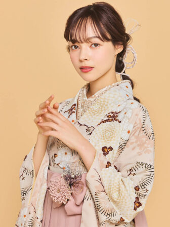 着物と袴のレンタルセット商品画像。袴はモーヴピンク色。着物は亜麻色。万寿菊柄のデザイン。上半身アップ画像。