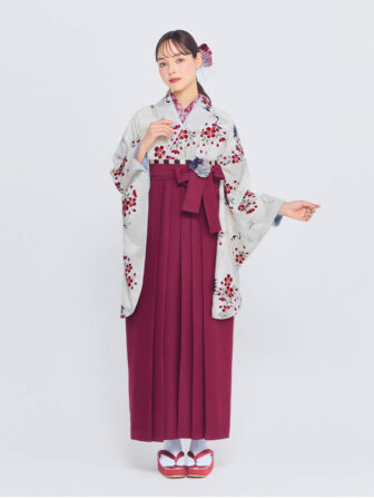 着物と袴のレンタルセット商品画像。袴はえんじ色。着物は銀ねず色。鶴に松桜柄のデザイン。