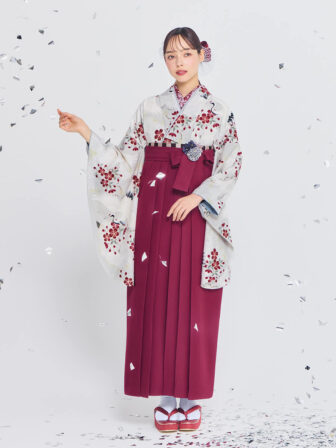 着物と袴のレンタルセット商品画像。袴はえんじ色。着物は銀ねず色。鶴に松桜柄のデザイン。