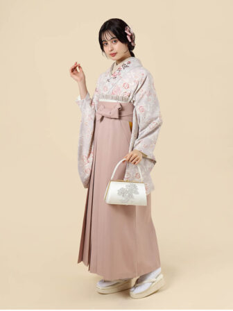着物と袴のレンタルセット商品画像。袴はモーヴピンク色。着物はダスティローズ色。花鳥レース柄のデザイン。