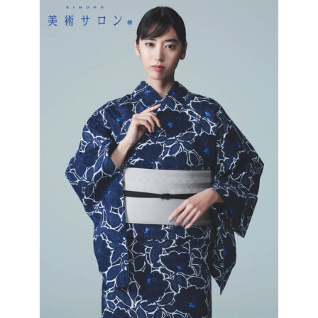 浴衣単品の商品画像。藍色、ペルシャの華柄のデザイン。上半身アップ画像。